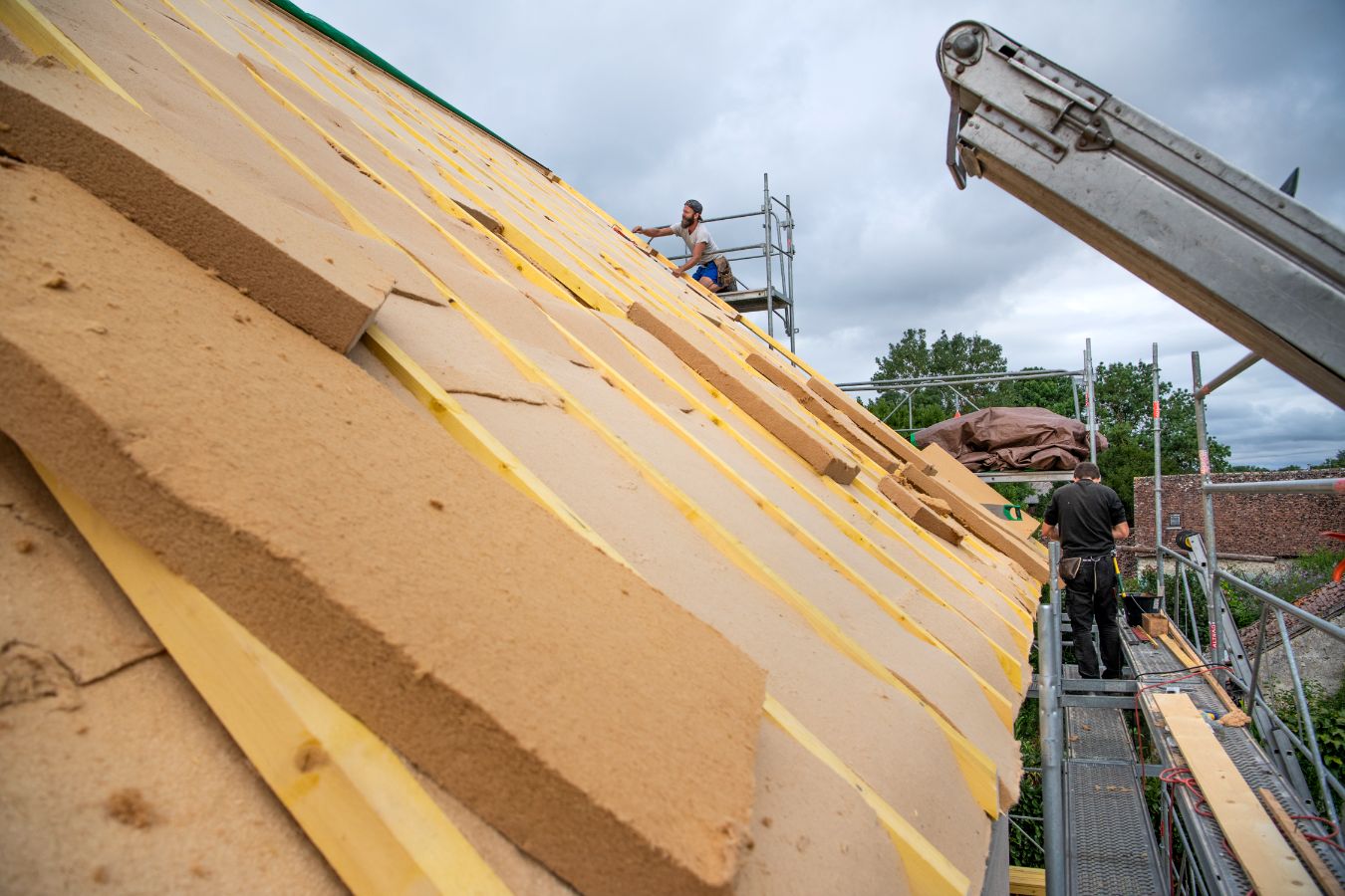 Isolation des rampants de toiture par pose de panneaux semi-rigides en  laine de roche sur une maison à Billère - Tercap Rénovation
