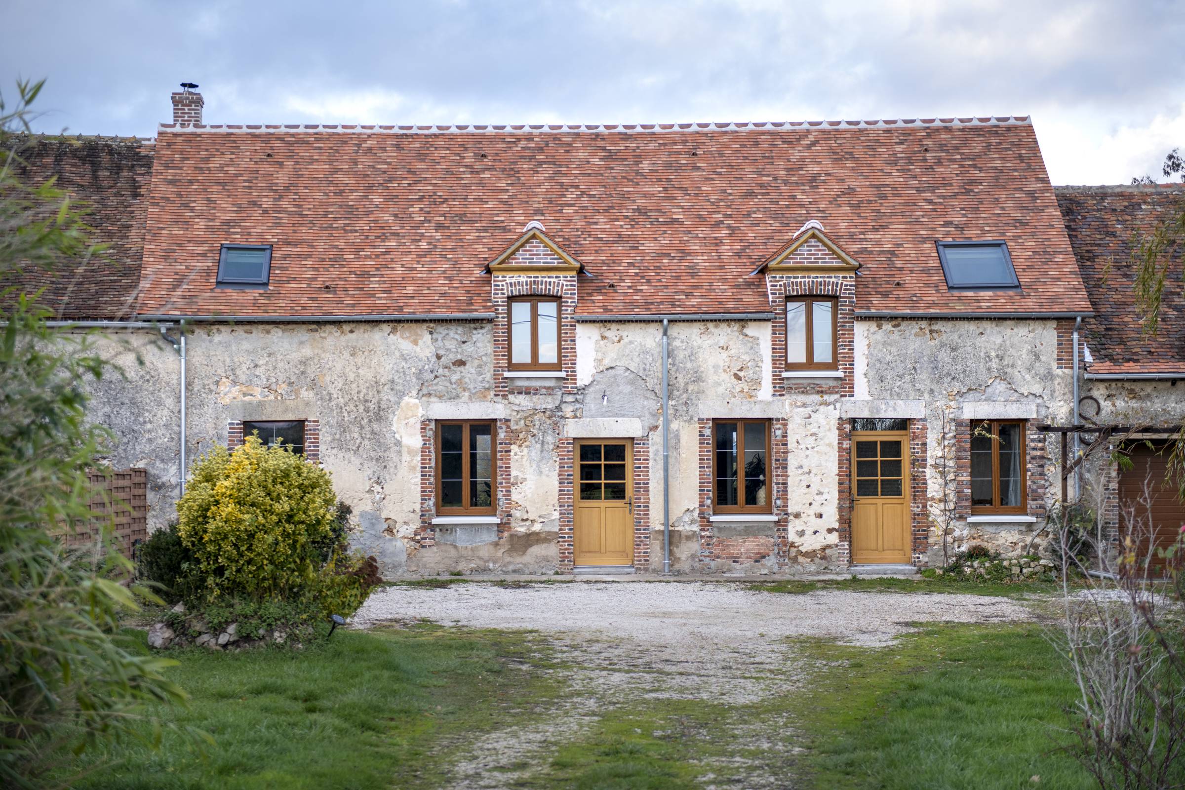 Rénovation performante d’un corps de ferme du 19e siècle dans le Loiret. Isolation intérieure Dorémi.