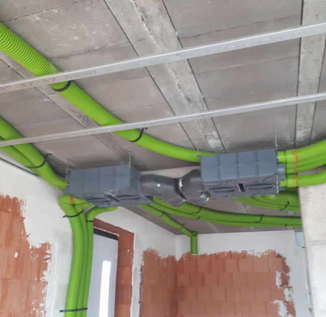 Installation d'une ventilation double flux. Les 2 caissons de répartition (air neuf / air vicié) sont positionnés en faux-plafond.