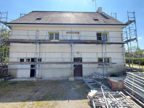 Photo d’une maison en cours de rénovation : vue sur l’isolation par l’extérieur